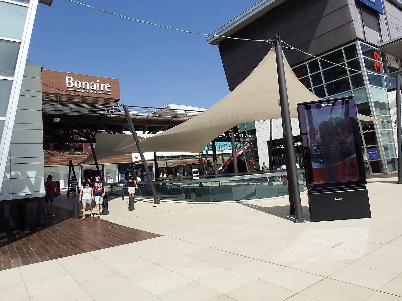 Impacto Devastador: El Centro Comercial Bonaire Atrapado por la DANA