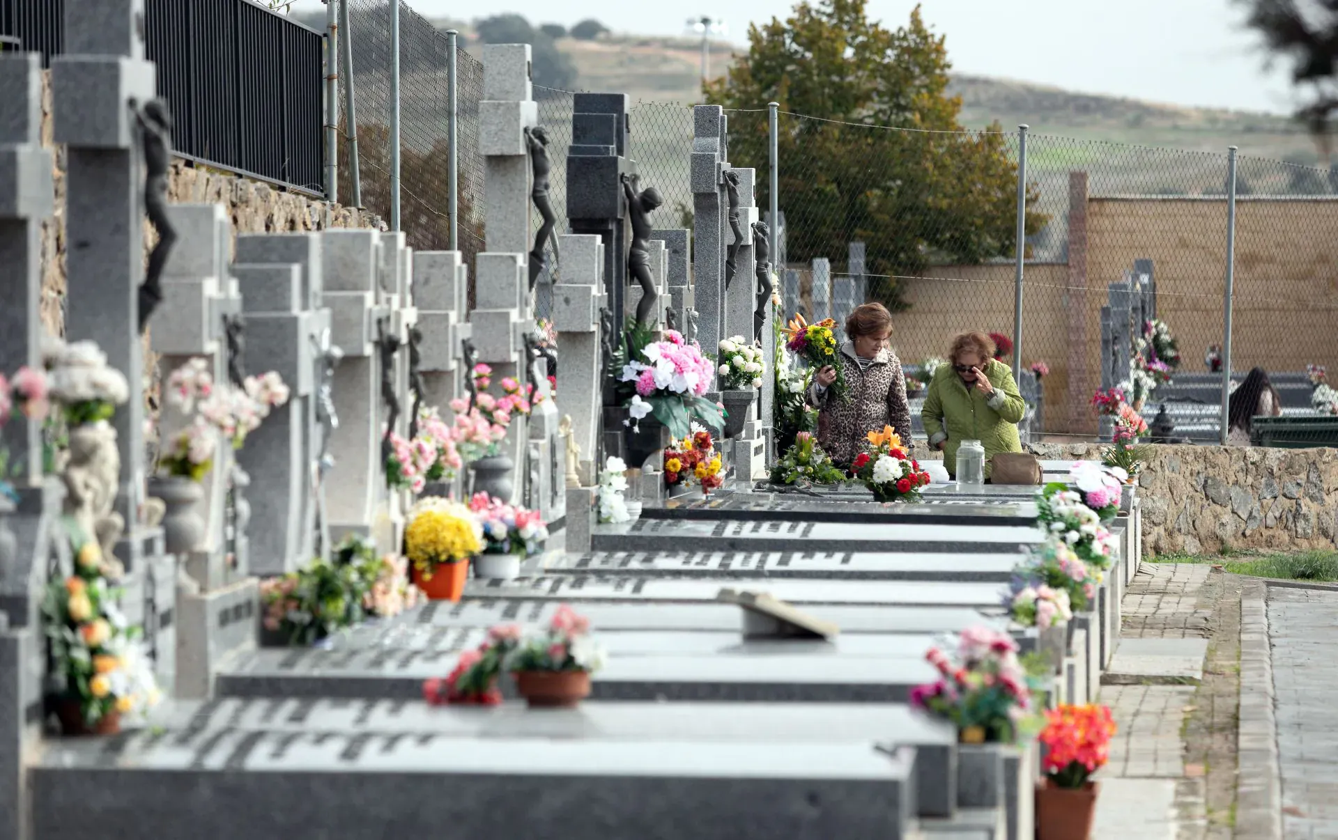 ¡Descubre los secretos ocultos del Día de Todos los Santos en España!