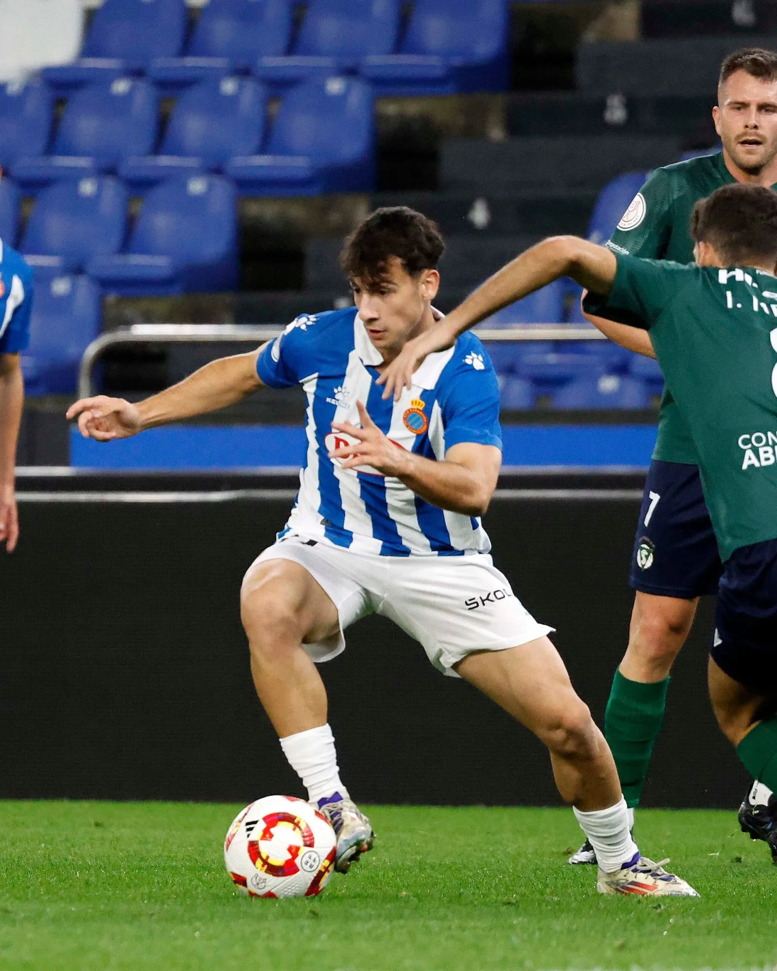 ¡Goleada y sorpresa! El Espanyol arrasa al San Tirso en la Copa del Rey