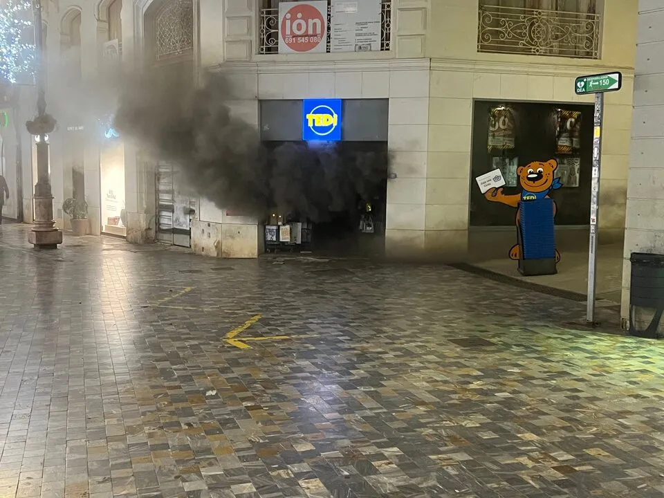 ¡Alerta en Cartagena! Impactante incendio en Tedi desata el caos y la preocupación