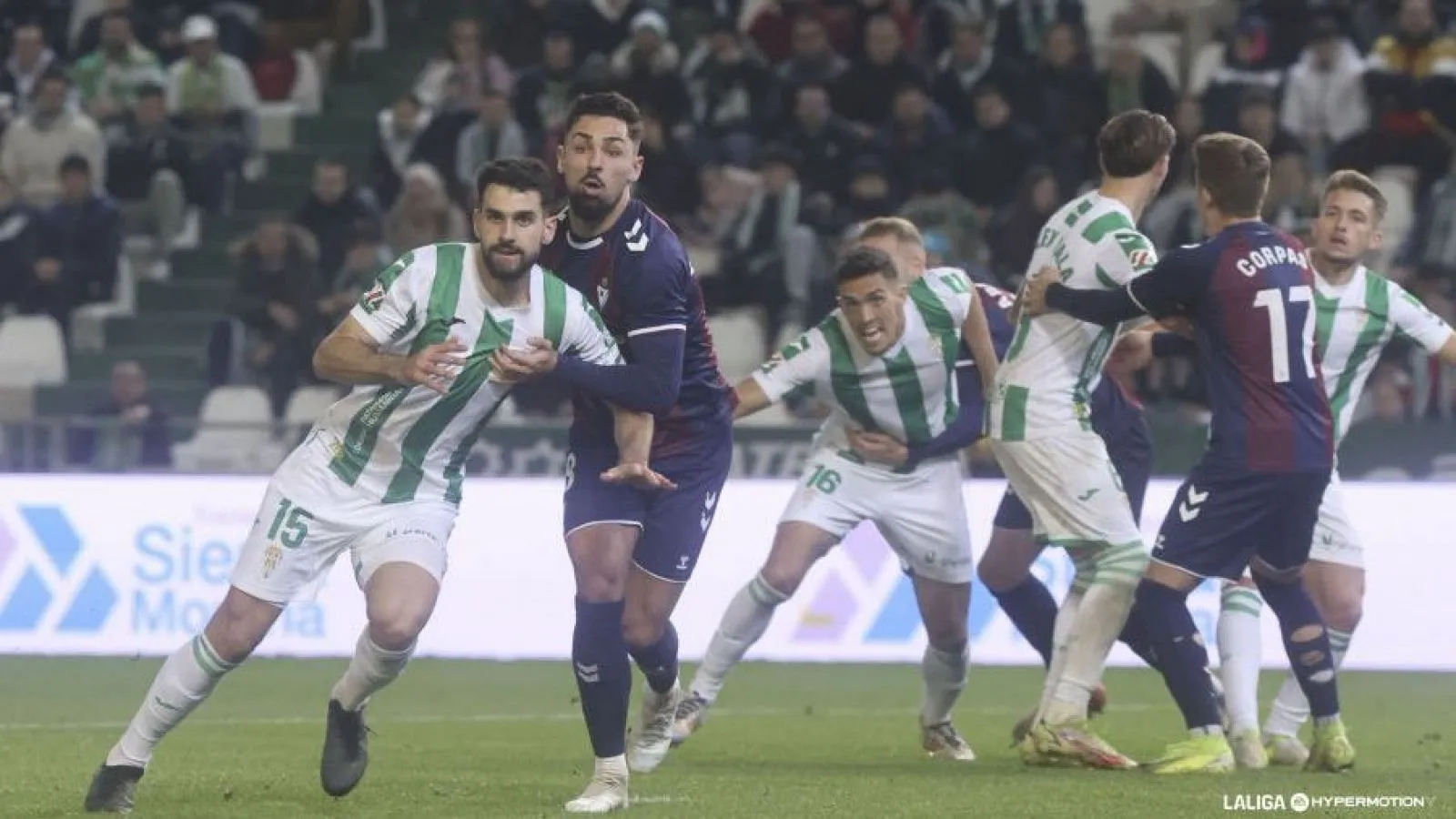 ¡Córdoba y Eibar se enfrentan en un duelo épico! ¿Quién saldrá victorioso?