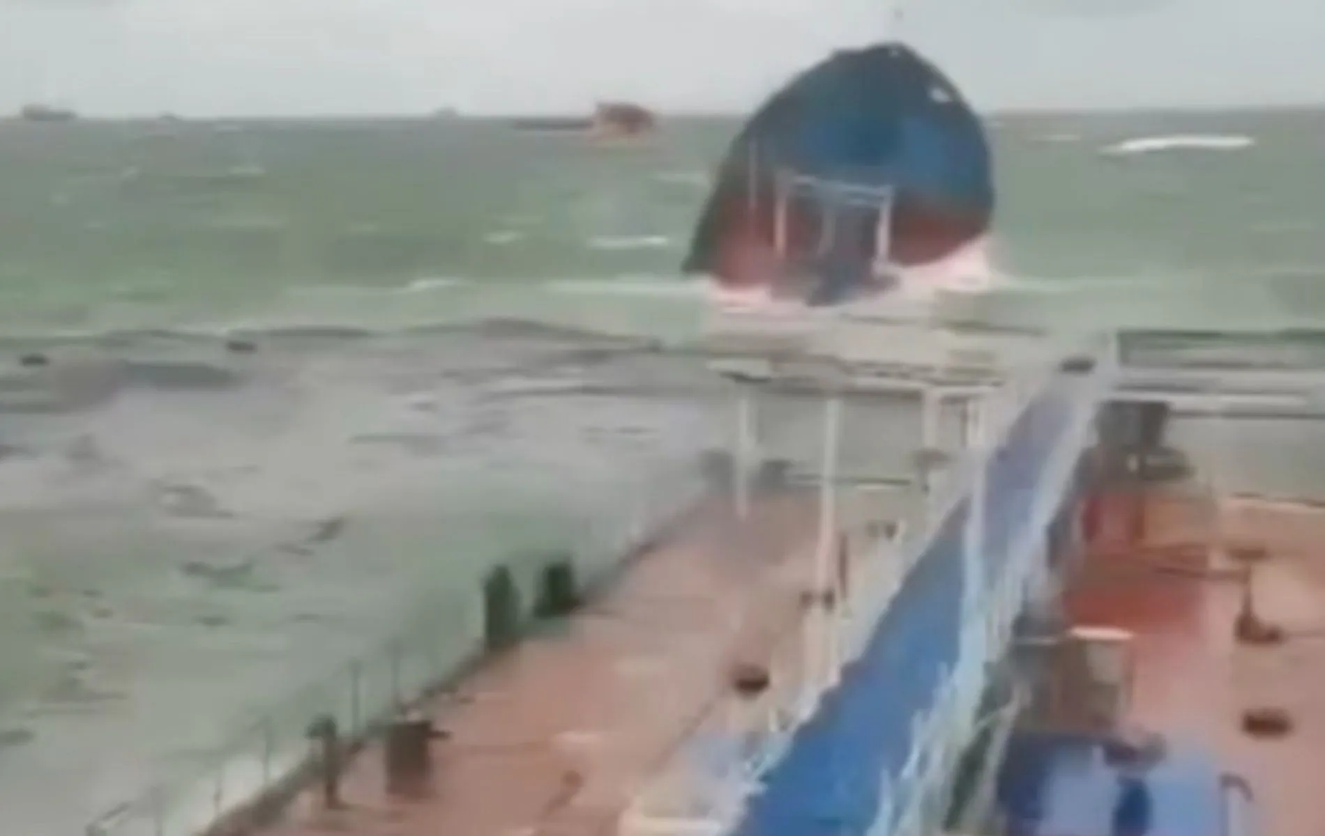 ¡Desastre en el Estrecho de Kerch! Dos petroleros naufragan y miles de toneladas de combustible en peligro