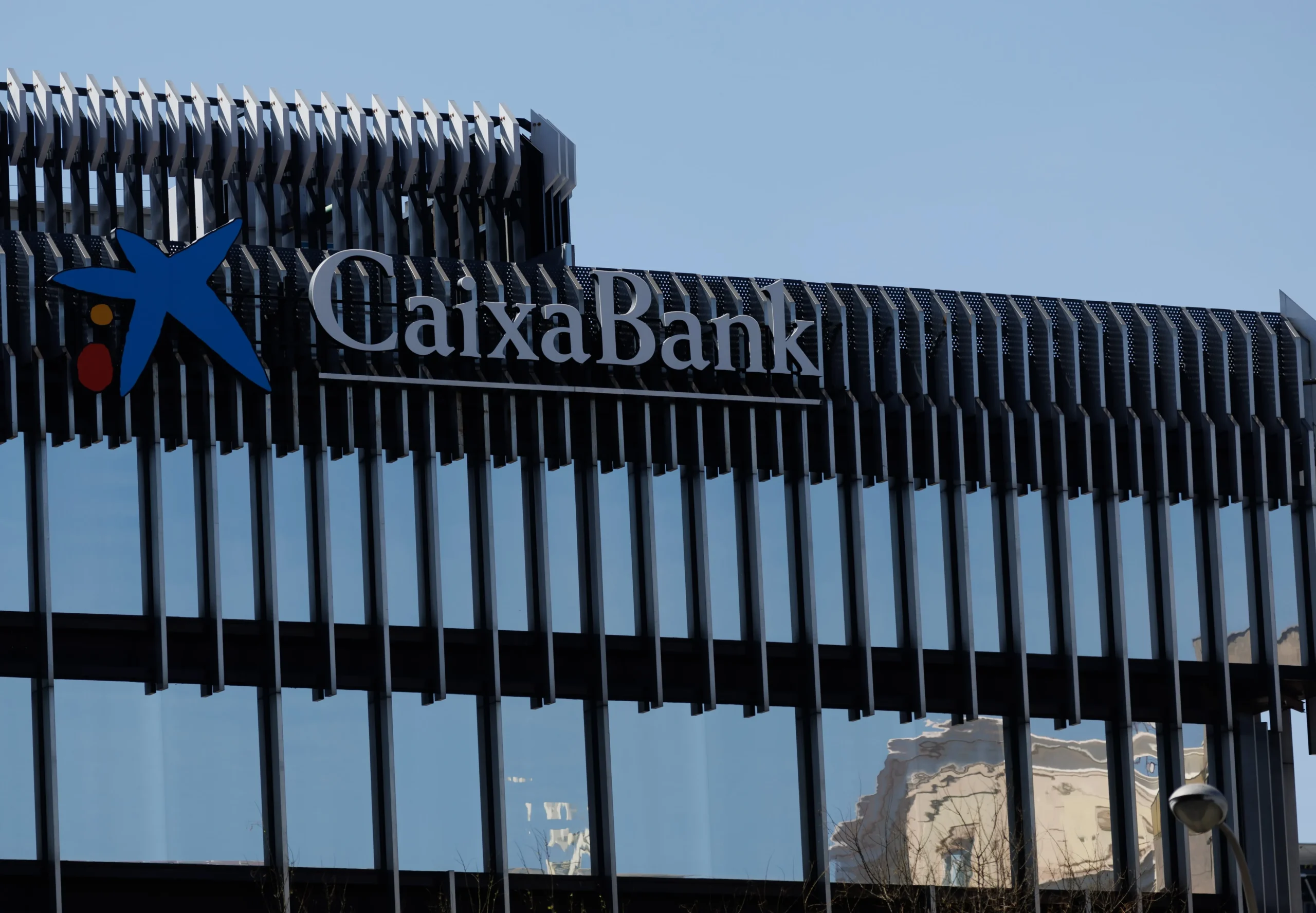 ¡Descubre cómo CaixaBank está revolucionando la banca online en España!