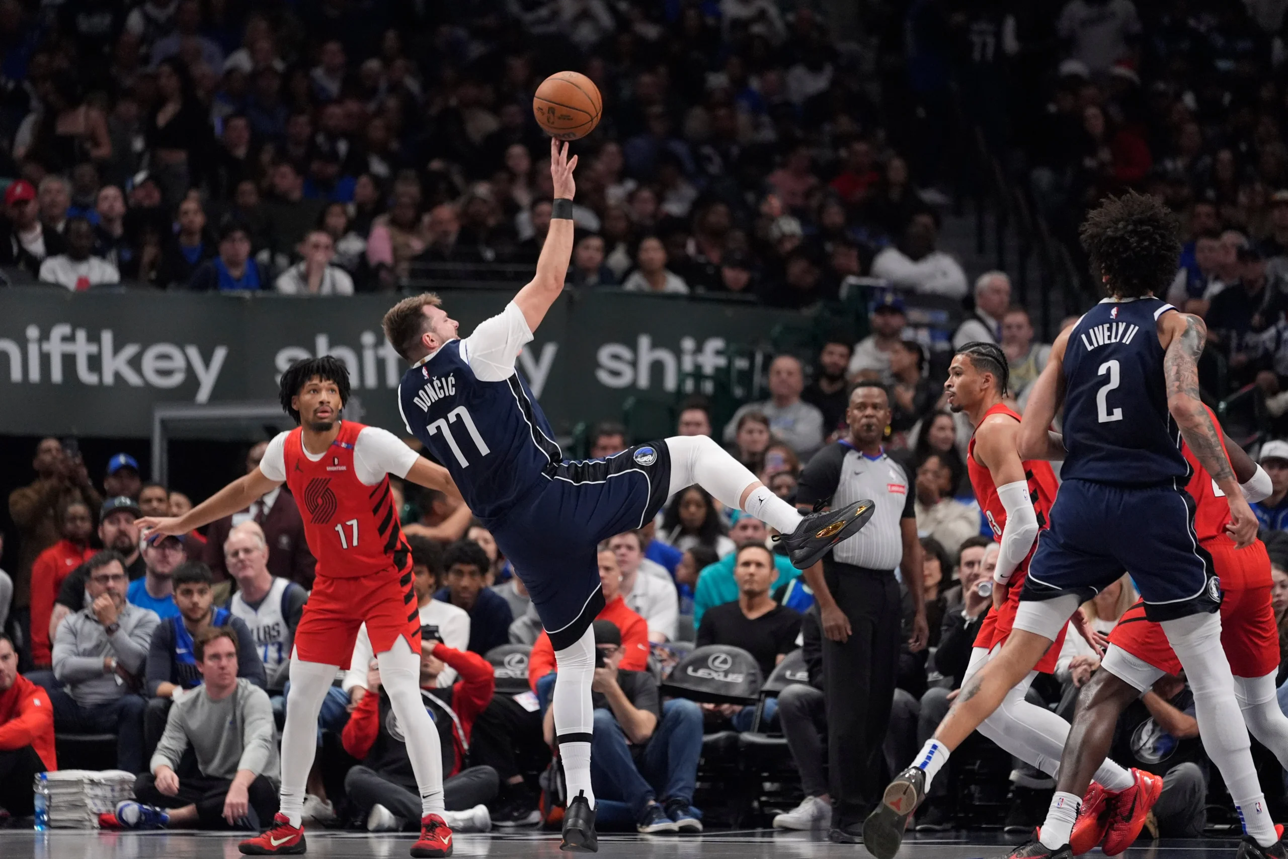 ¡Dramático Duelo! Los Trail Blazers Superan a los Mavericks en un Partido de Altibajos