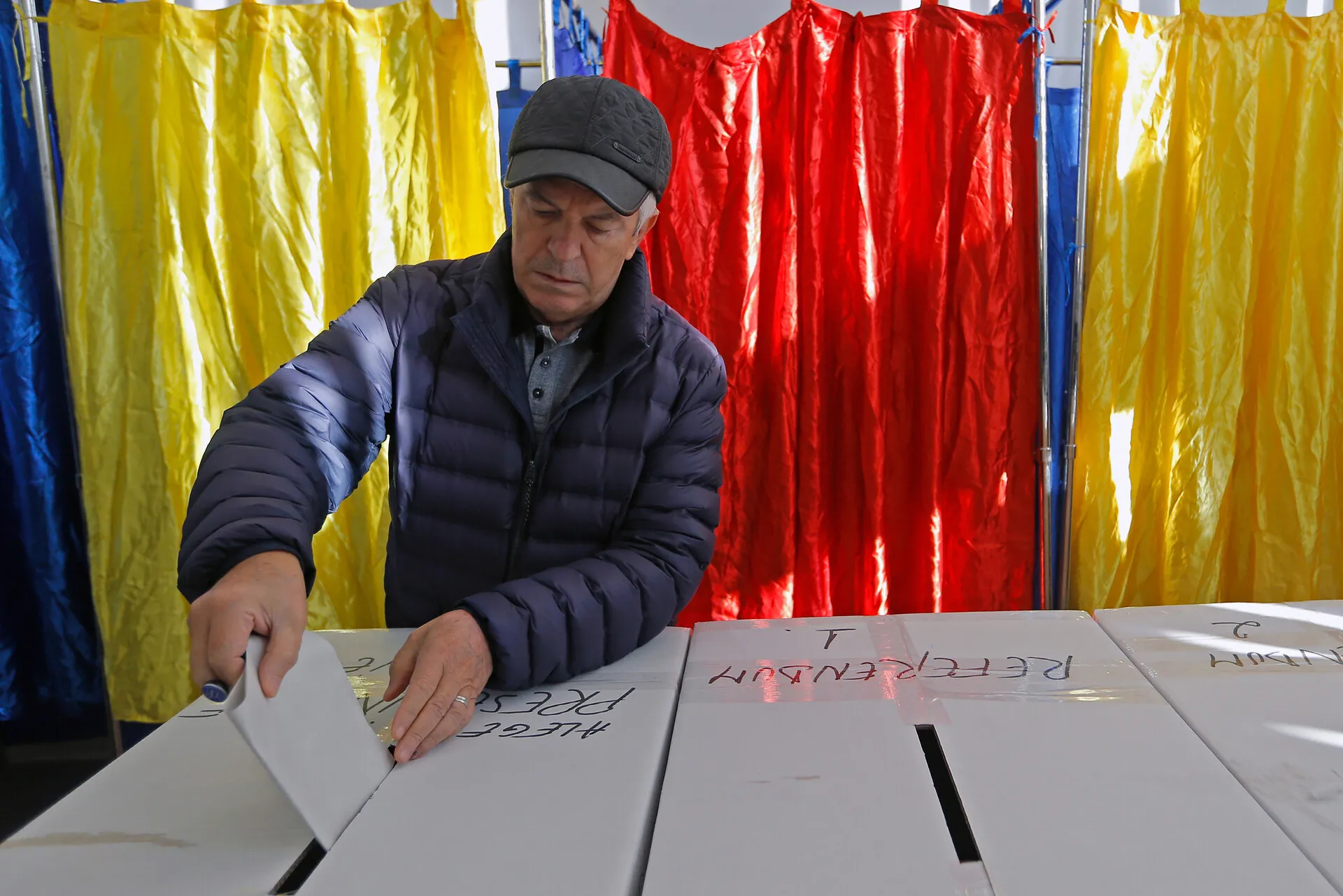 ¡Escándalo en Rumanía! La primera vuelta de las elecciones presidenciales en la cuerda floja