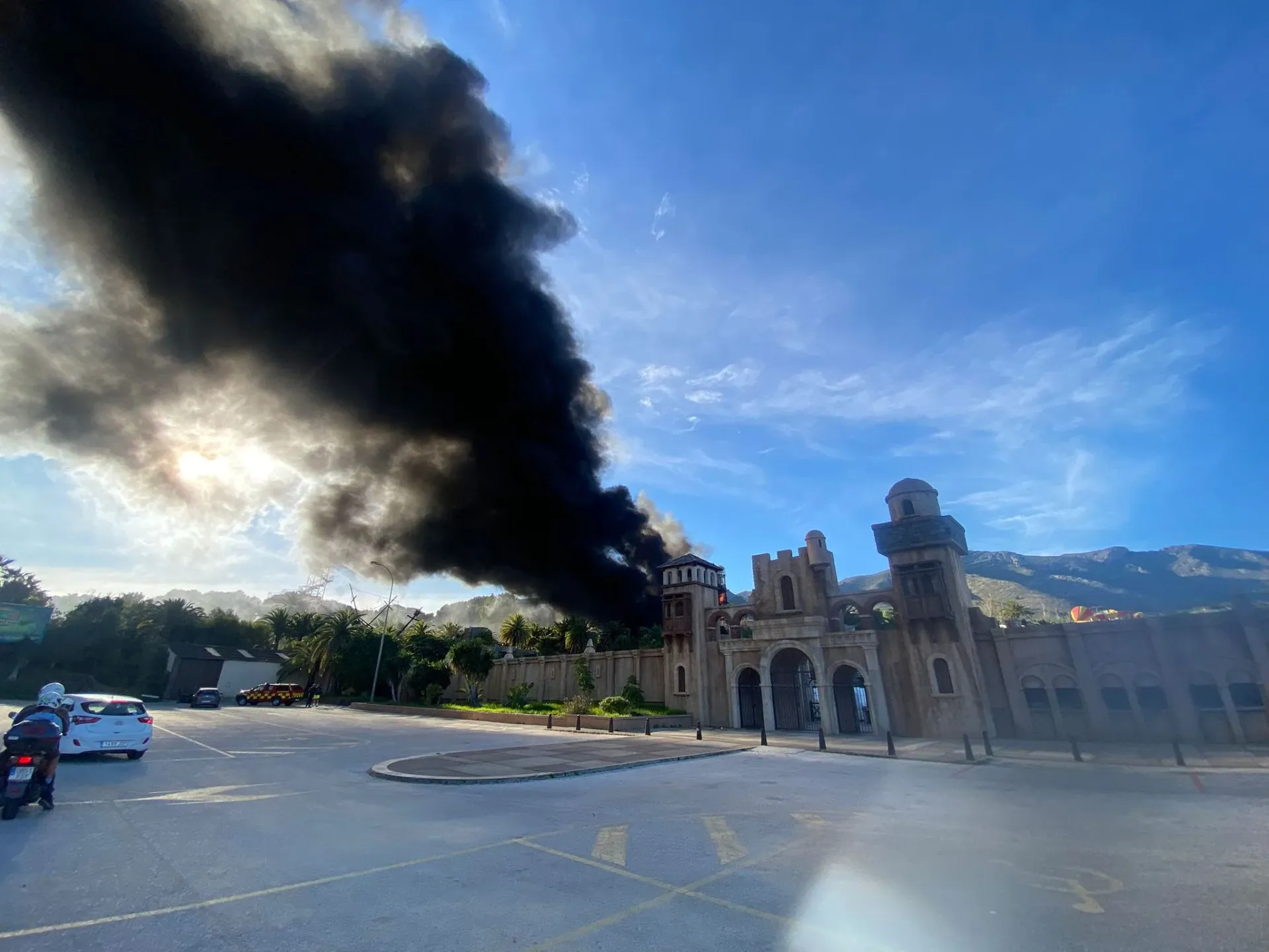 ¡Impactante incendio en Aqualand Torremolinos! Los bomberos luchan contra las llamas en plena temporada turística