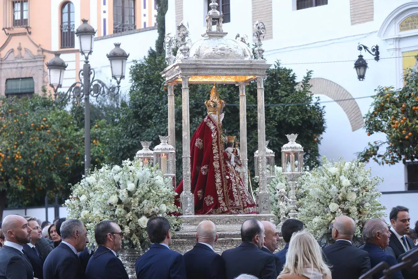 ¡La Procesión Magna de Sevilla 2024: Un Espectáculo Inigualable que Atrae a un Millón de Fieles!