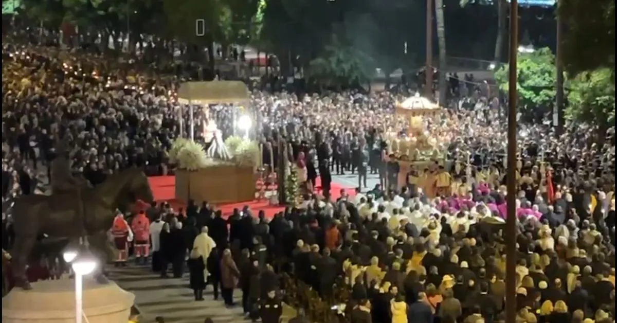 ¡La Virgen de Valme Deslumbra en Sevilla! Descubre la Magia de su Devoción