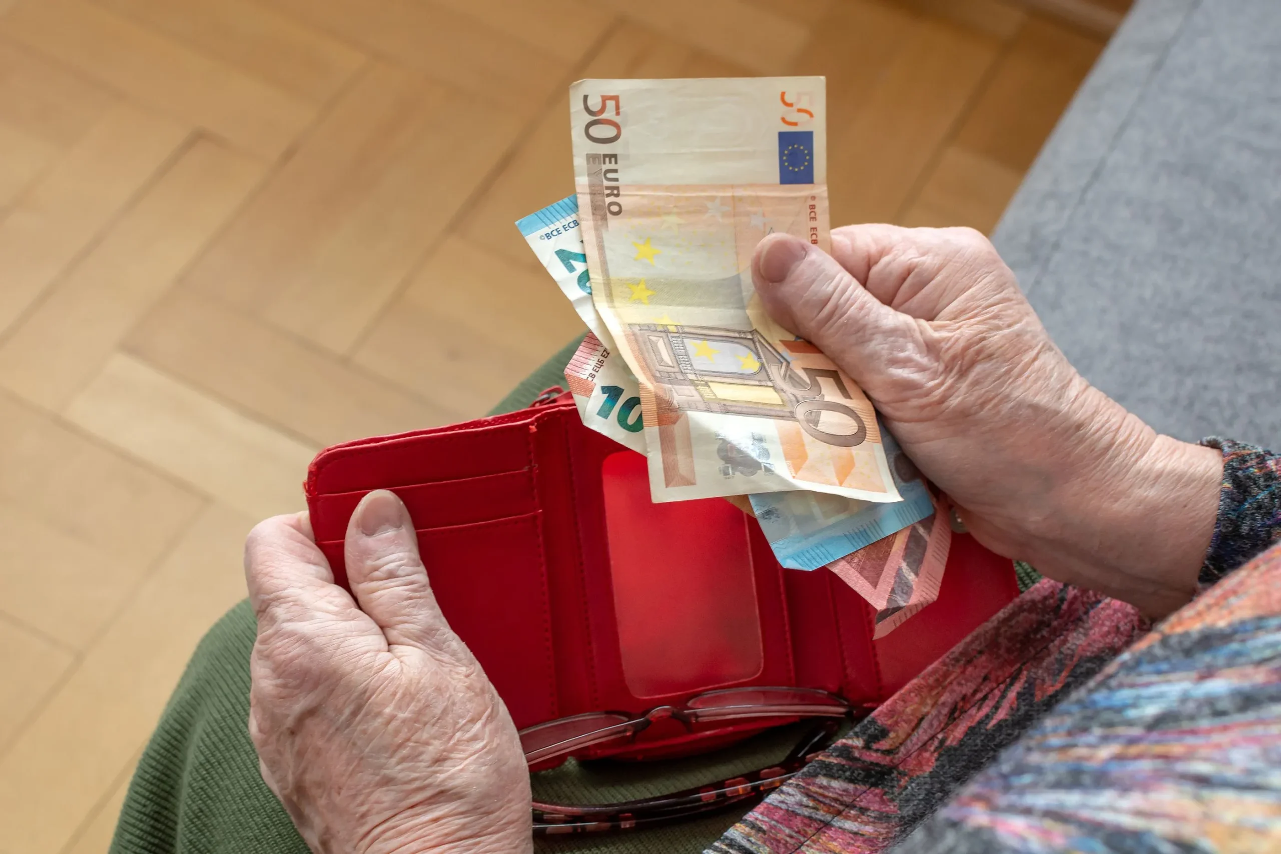 ¡Revolución en las Pensiones Mínimas! Aumento del 6% y 9% en 2025: ¿Qué Significa para Ti?