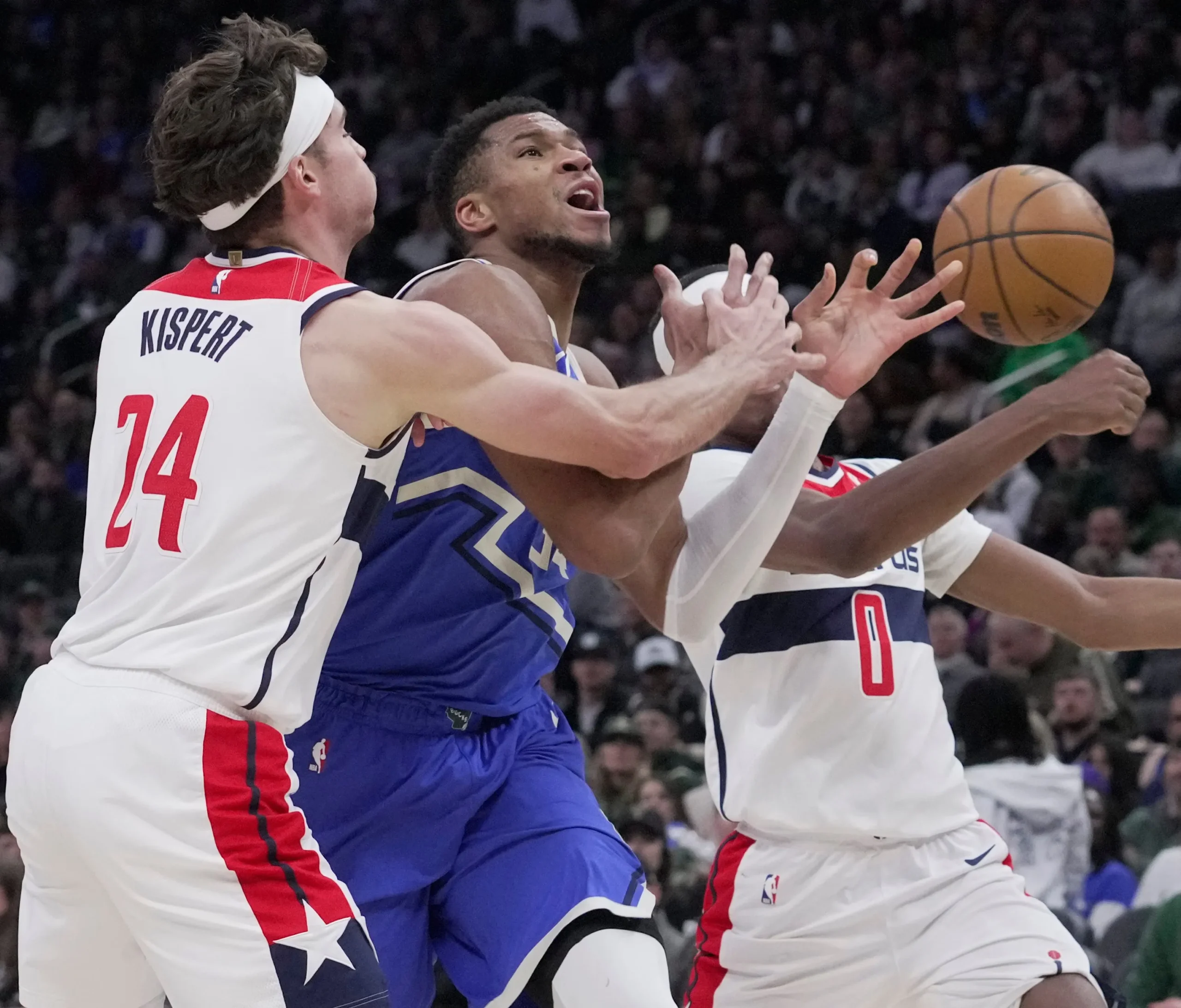 ¡Tensión en la cancha! Brown y Giannis protagonizan un inesperado enfrentamiento en el duelo Celtics - Bucks