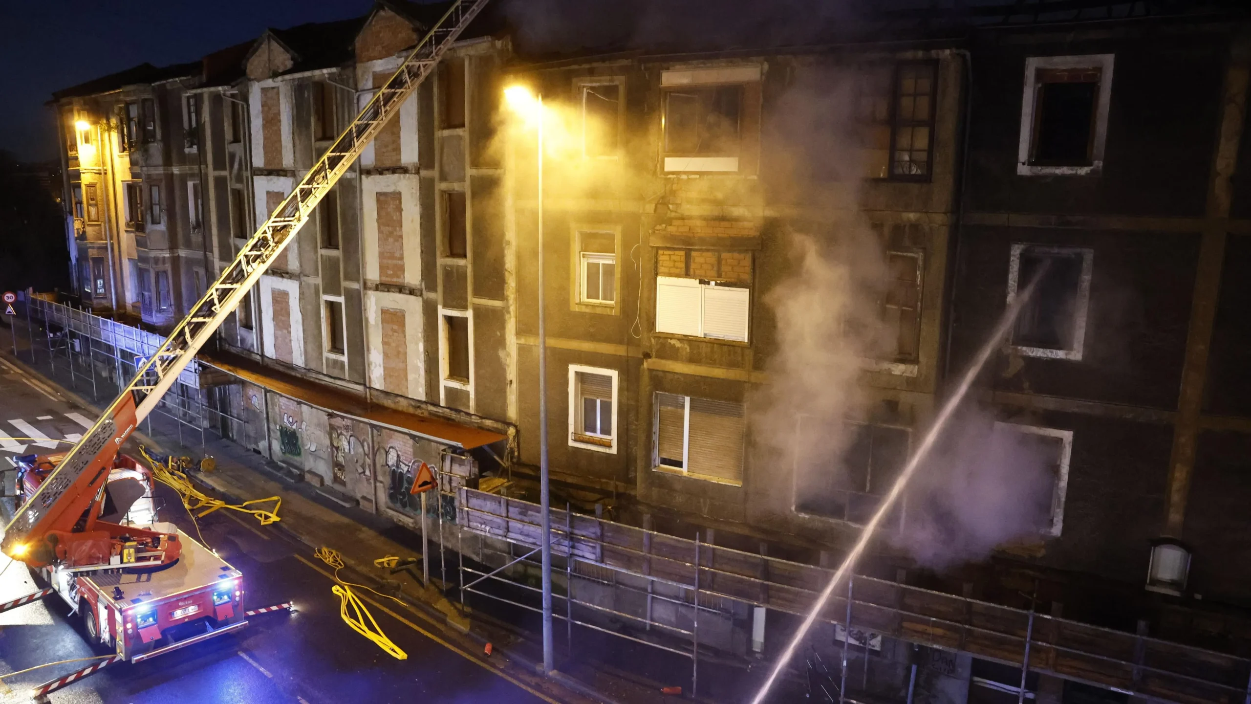 ¡Alerta en Basauri! El incendio que está arrasando y sus sorprendentes consecuencias