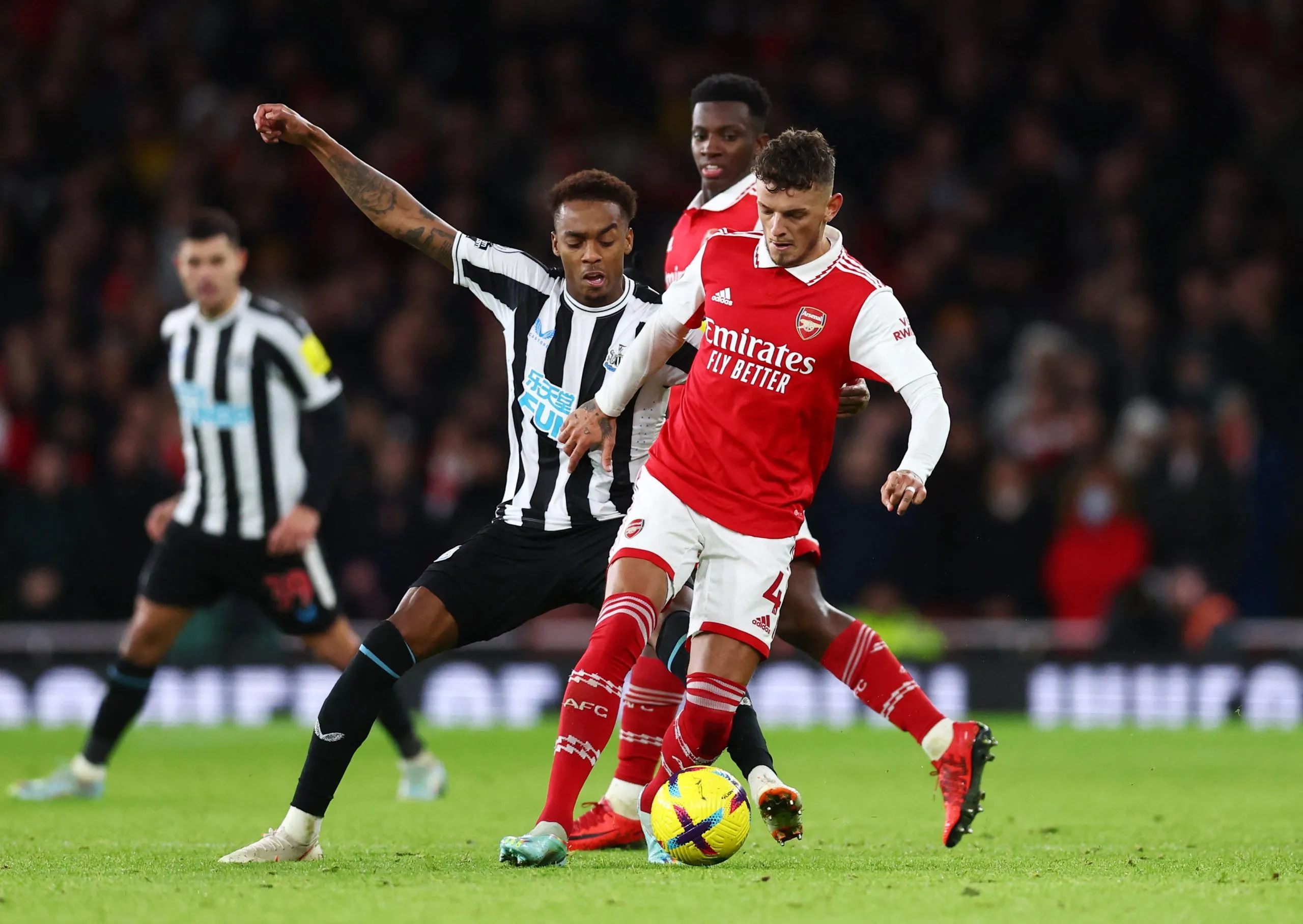 ¡Arsenal y Newcastle se enfrentan en una batalla épica por la Copa! ¿Quién saldrá victorioso?