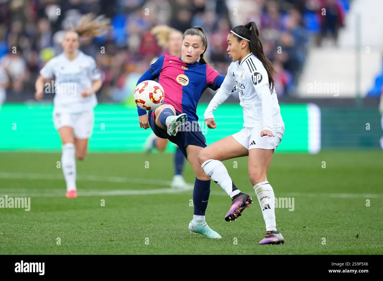 Claudia Pina: La Estrella que Deslumbra en la Champions y Rompe Silencios