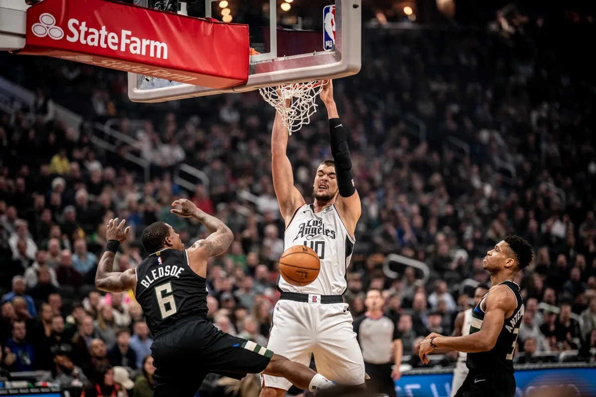 ¡Clippers y Bucks se unen en un poderoso mensaje contra la violencia!