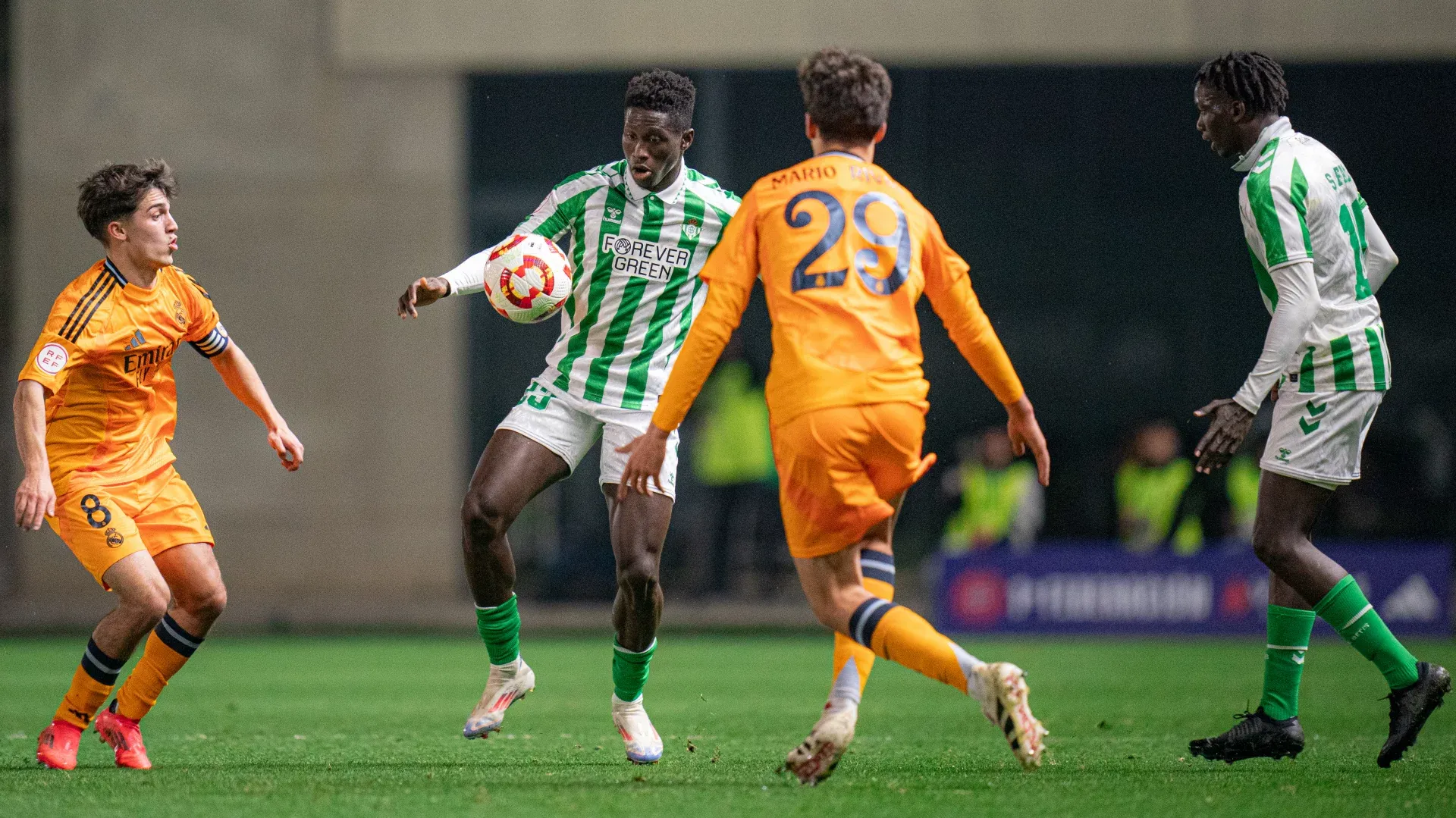 ¡El Betis se enfrenta al Castilla! ¿Podrán los verdiblancos mantener su racha triunfal?