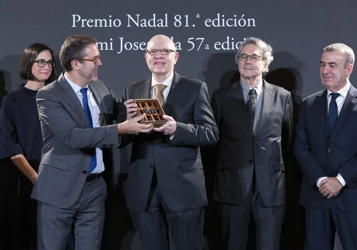 ¡Jorge Fernández Díaz sorprende al ganar el Premio Nadal 2025 con 'El secreto de Marcial'!