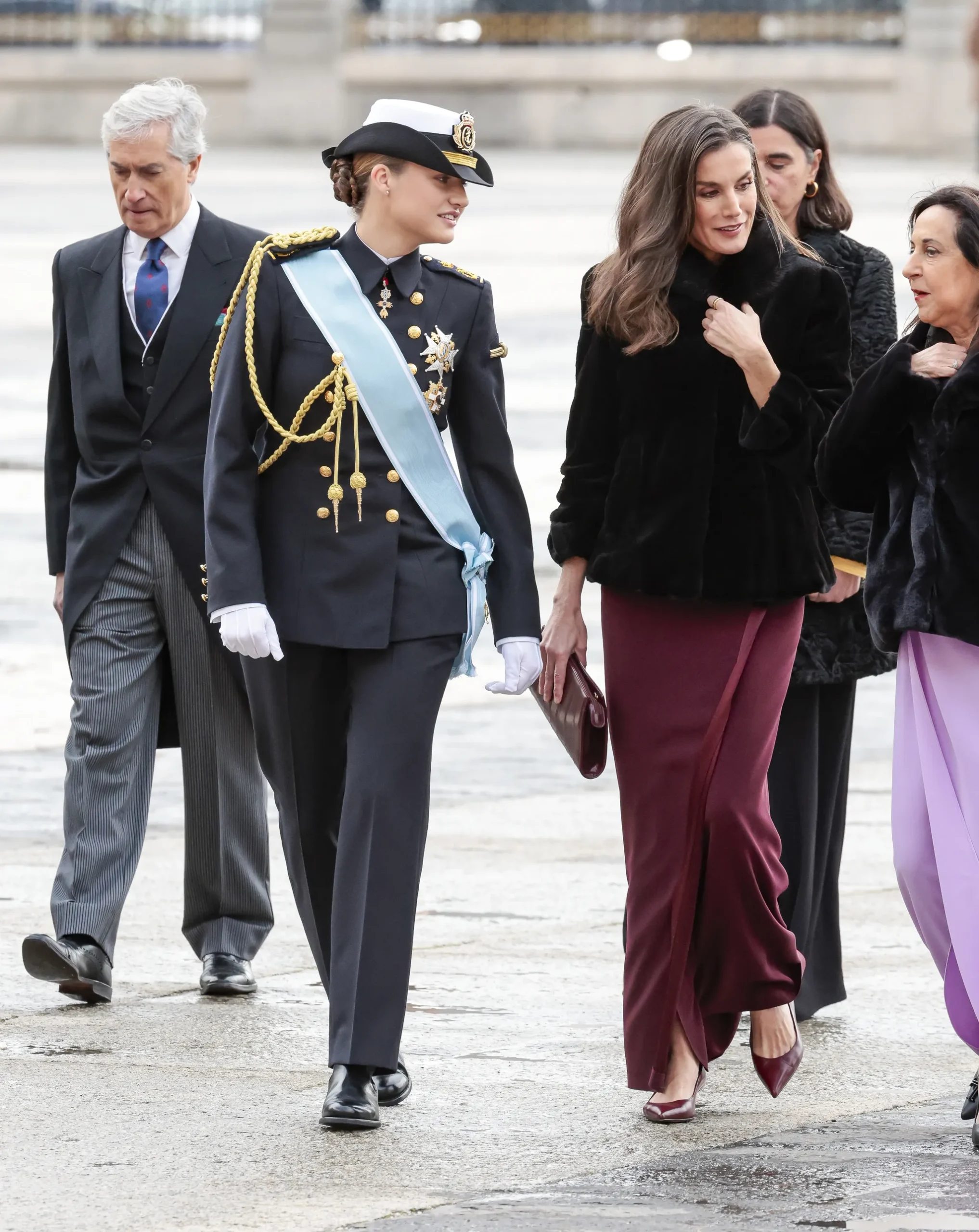 La Reina Letizia deslumbra en la Pascua Militar 2025: ¡Descubre su look impactante!