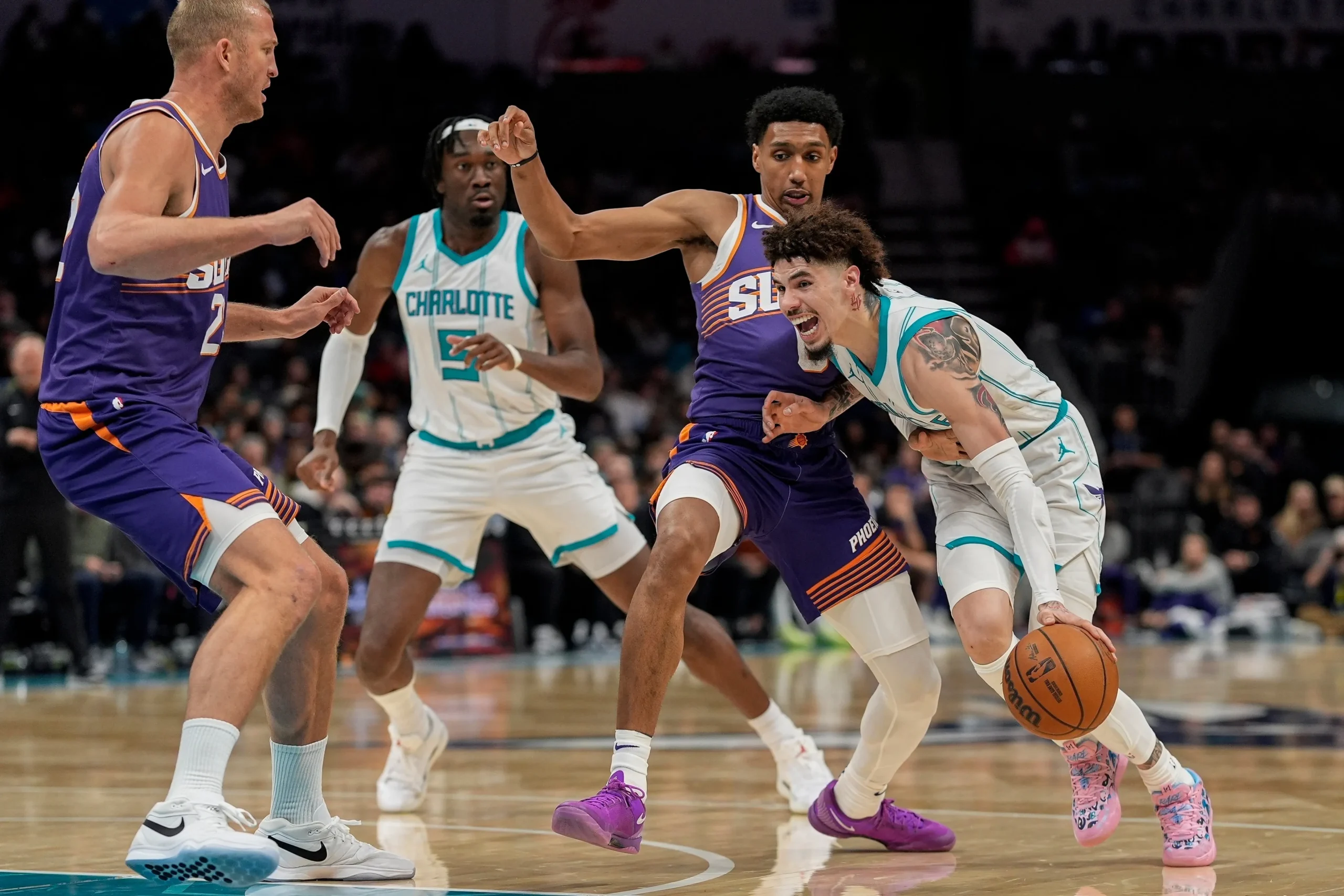 ¡Los Hornets luchan por la victoria ante los Suns! ¿Podrán dar la sorpresa?