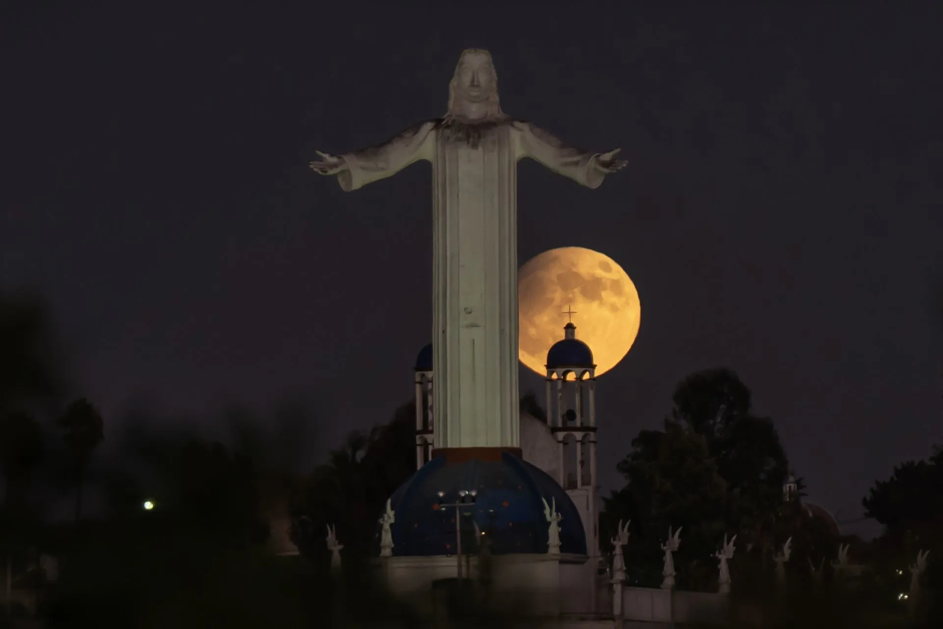 ¡No te pierdas la Luna del Lobo! La espectacular luna llena de enero 2025 ilumina el cielo español