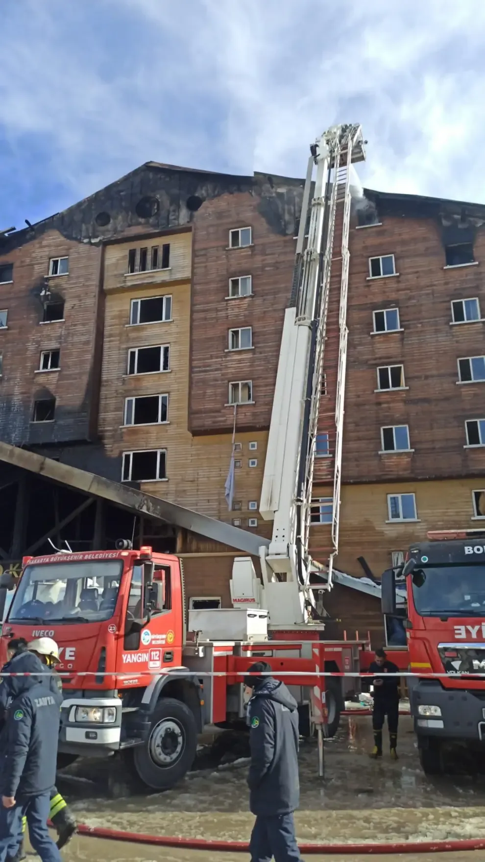 Tragedia en Turquía: Incendio en hotel de esquí deja 10 muertos y 32 heridos