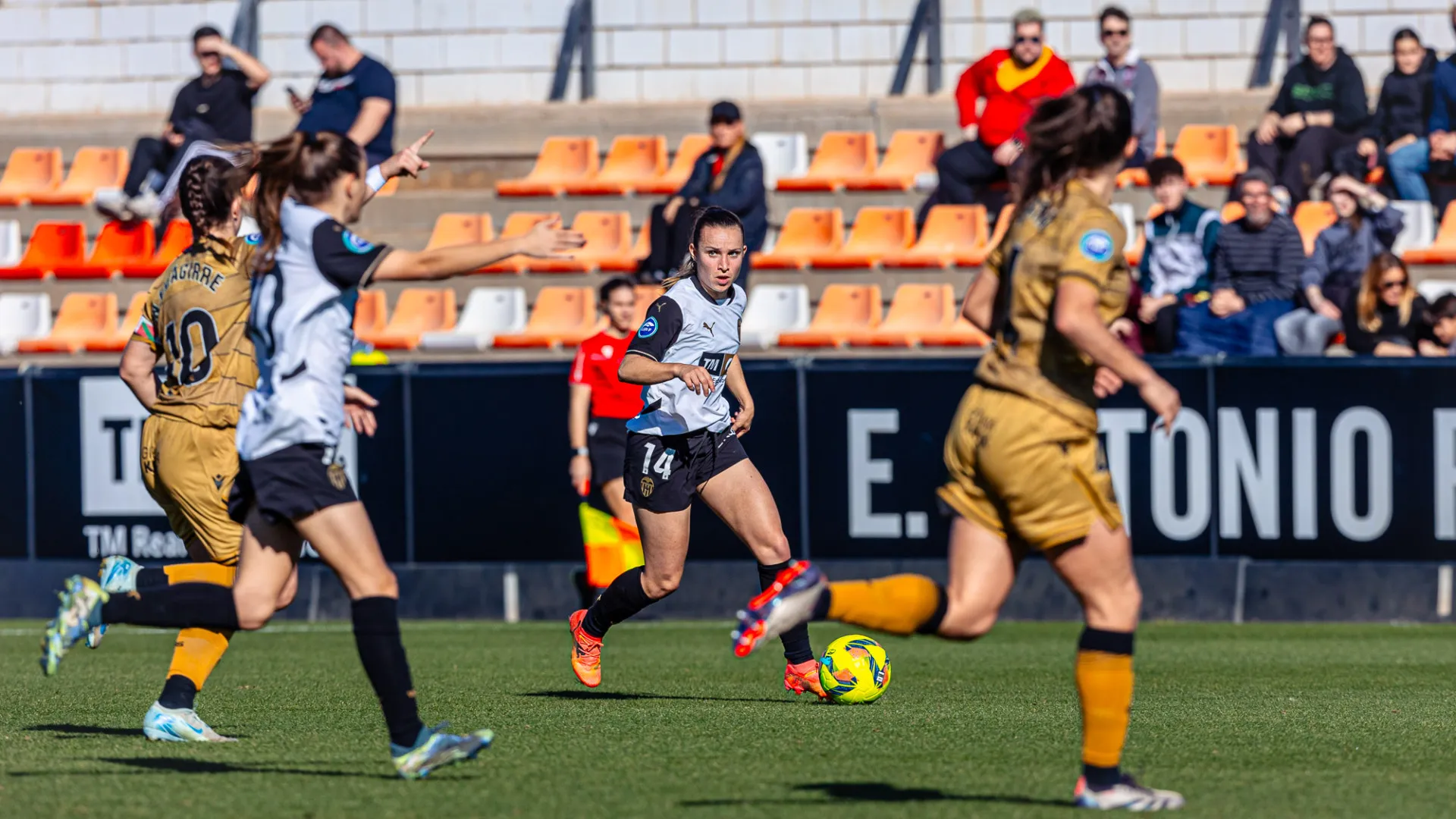 ¡Valencia y Real Sociedad se enfrentan en un duelo decisivo por Europa!