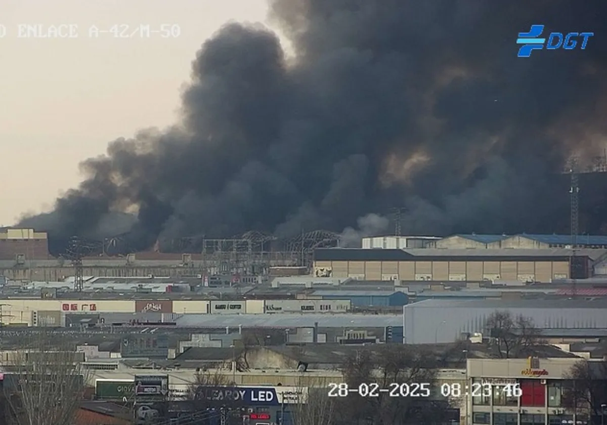 ¡Impactante incendio en Cobo Calleja! Gran columna de humo alarma a Madrid