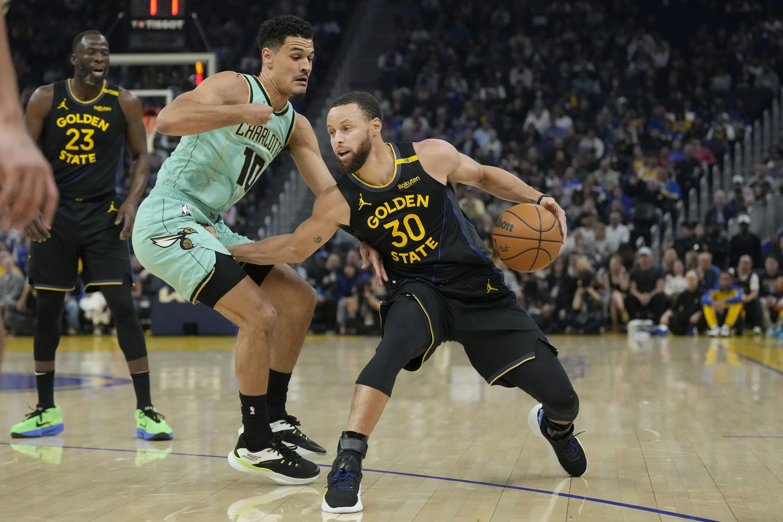 ¡Increíble Batalla en la Cancha! Warriors y Hornets Desatan la Tormenta en España