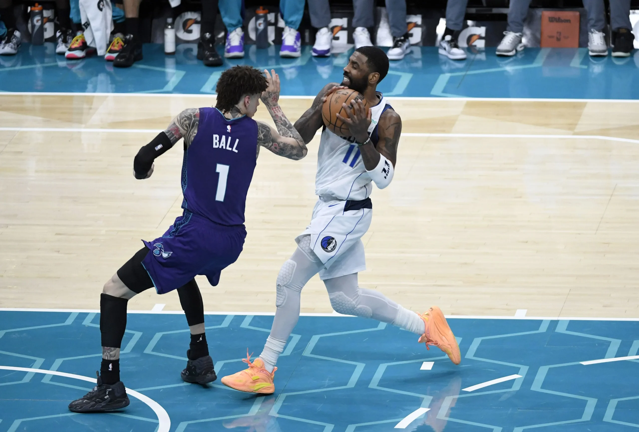 ¡Increíble duelo! Mavericks y Hornets se enfrentan en un partido que no te puedes perder