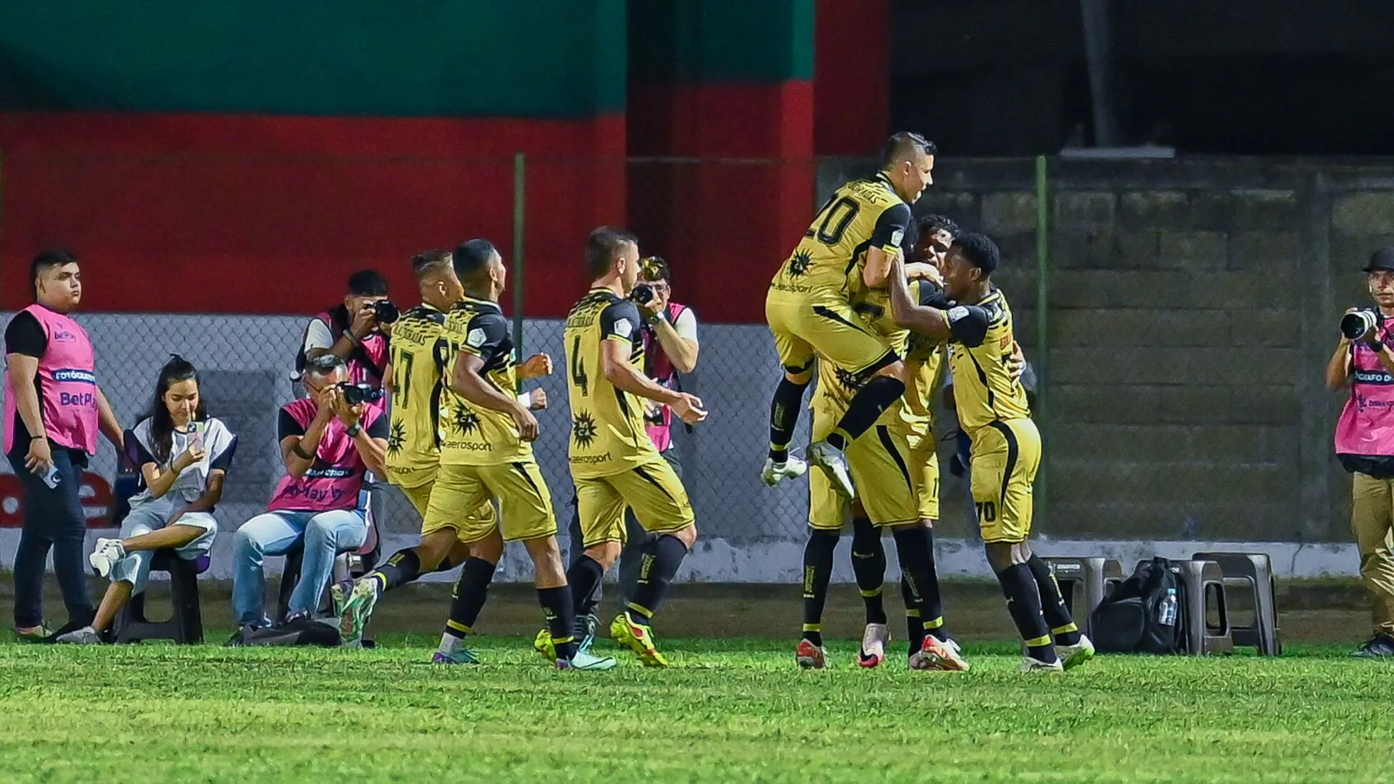 ¡Águilas Doradas: El Ascenso Imparable de Bucaramanga que Está Conquistando España!