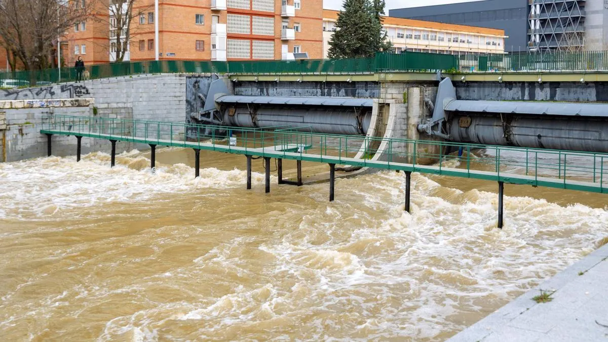 ¡Alerta en Madrid! El río Manzanares se desborda y la ciudad se prepara para lo peor