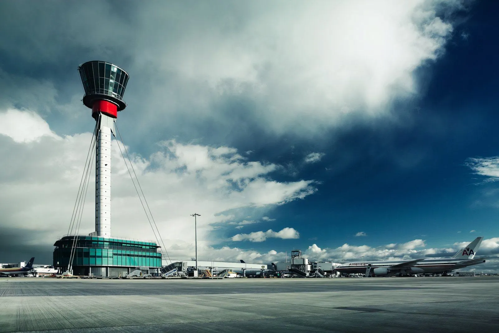 ¡Caos en Heathrow! Incendio y apagón cierran el aeropuerto de Londres