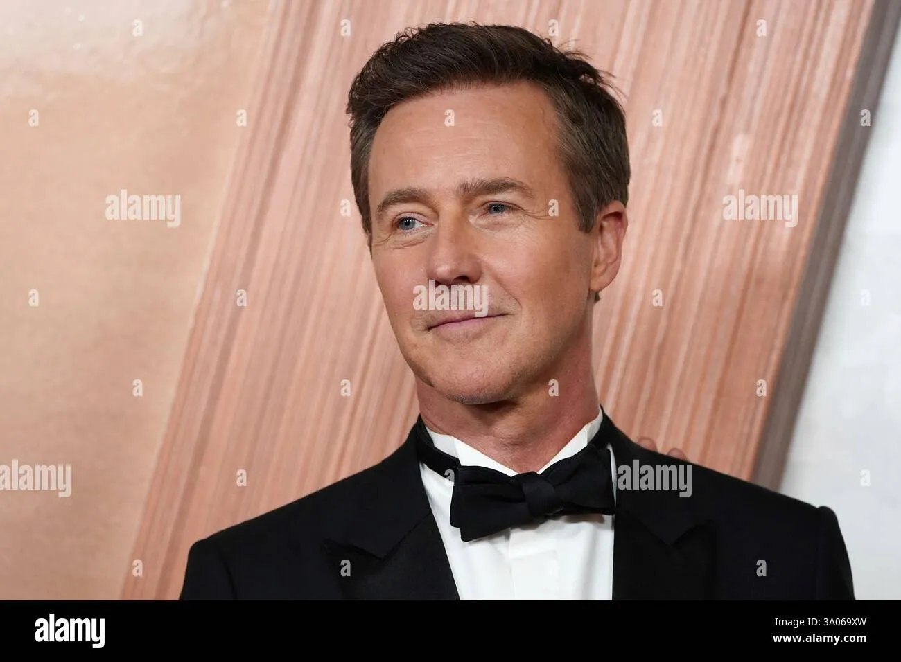 ¡Edward Norton sorprende a todos en España! Descubre su último proyecto que está arrasando