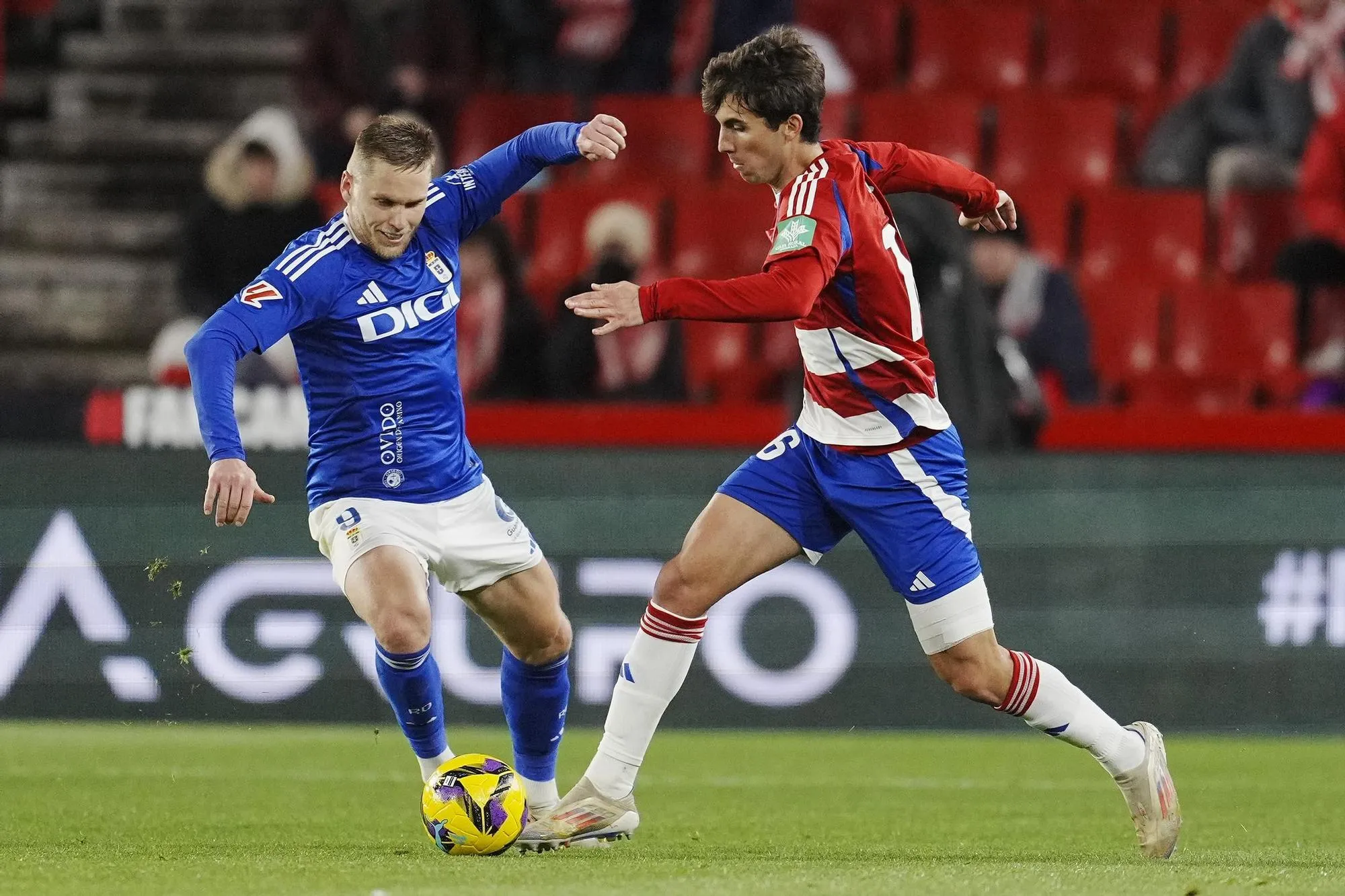 ¡Granada y Real Oviedo se enfrentan en un duelo decisivo! ¿Quién saldrá victorioso?