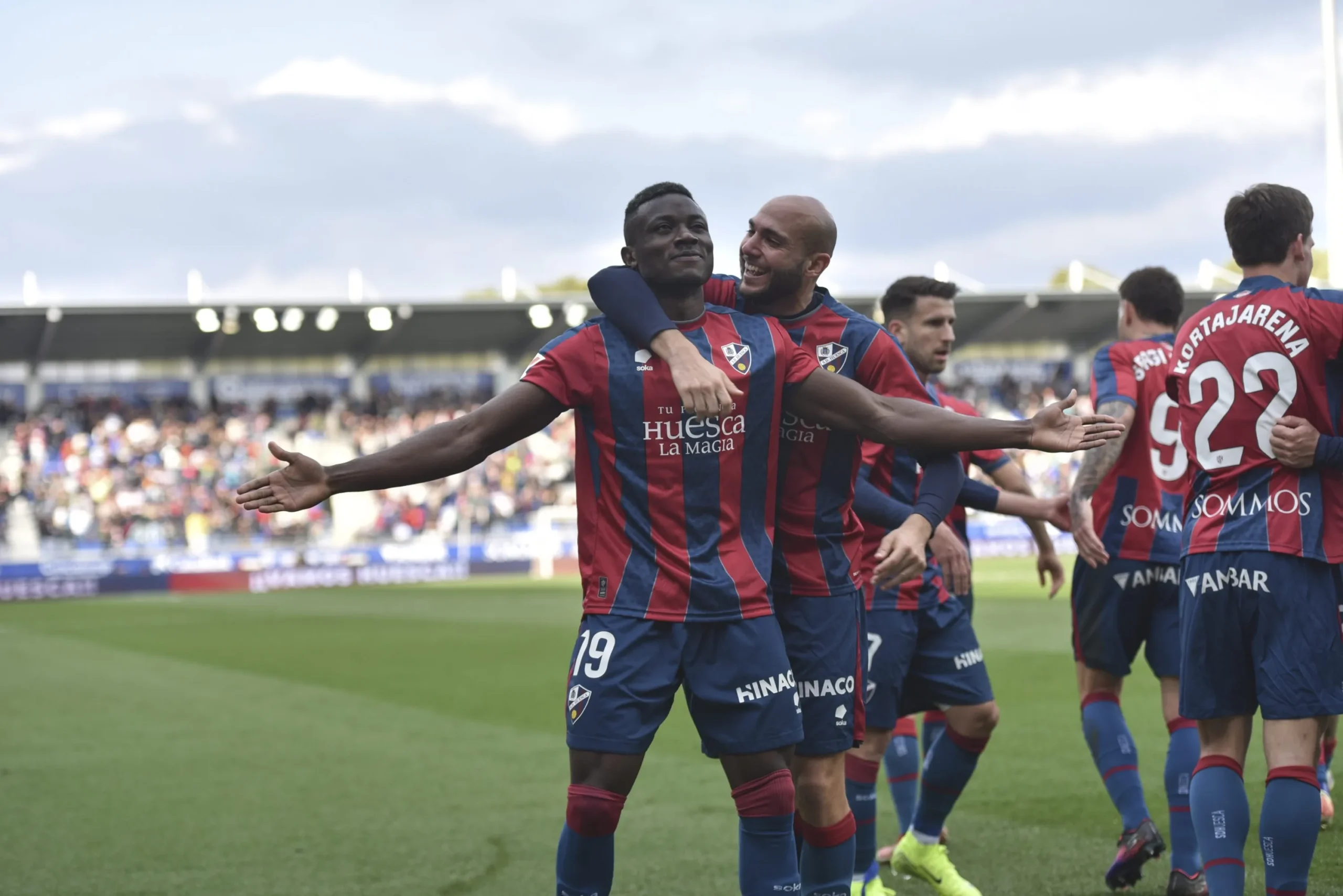 ¡Increíble Batalla en el Campo! SD Huesca y Racing Ferrol se Enfrentan en un Duelo Decisivo