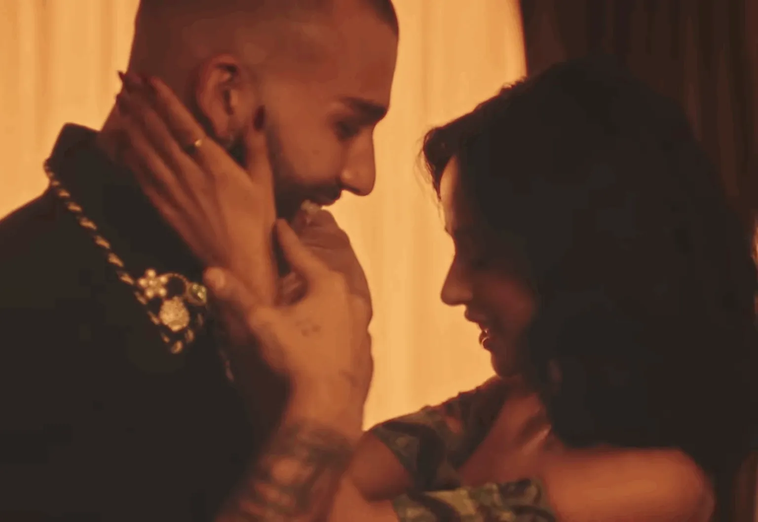 ¡Becky G y Manuel Turizo desatan la locura con su nuevo hit 'Qué haces'!