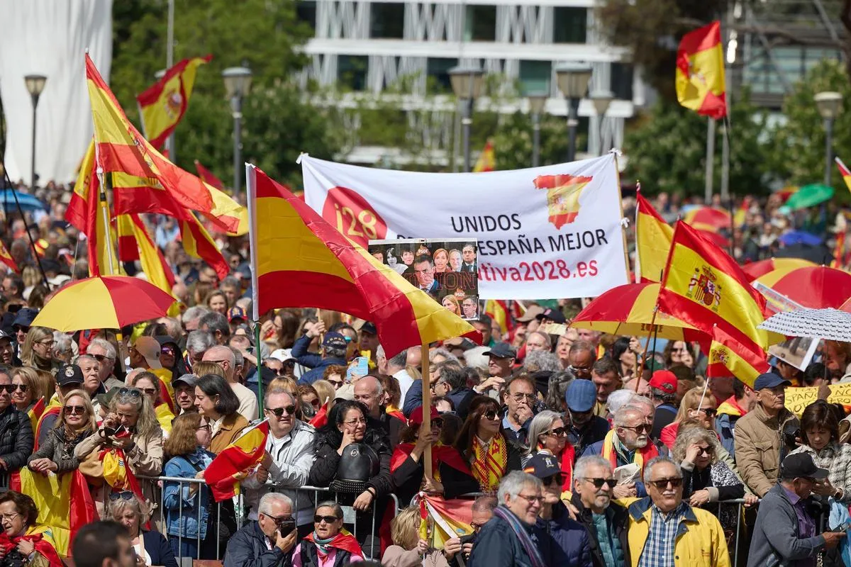 ¡Crisis en Madrid! Miles Exigen la Dimisión de Sánchez en una Masiva Manifestación