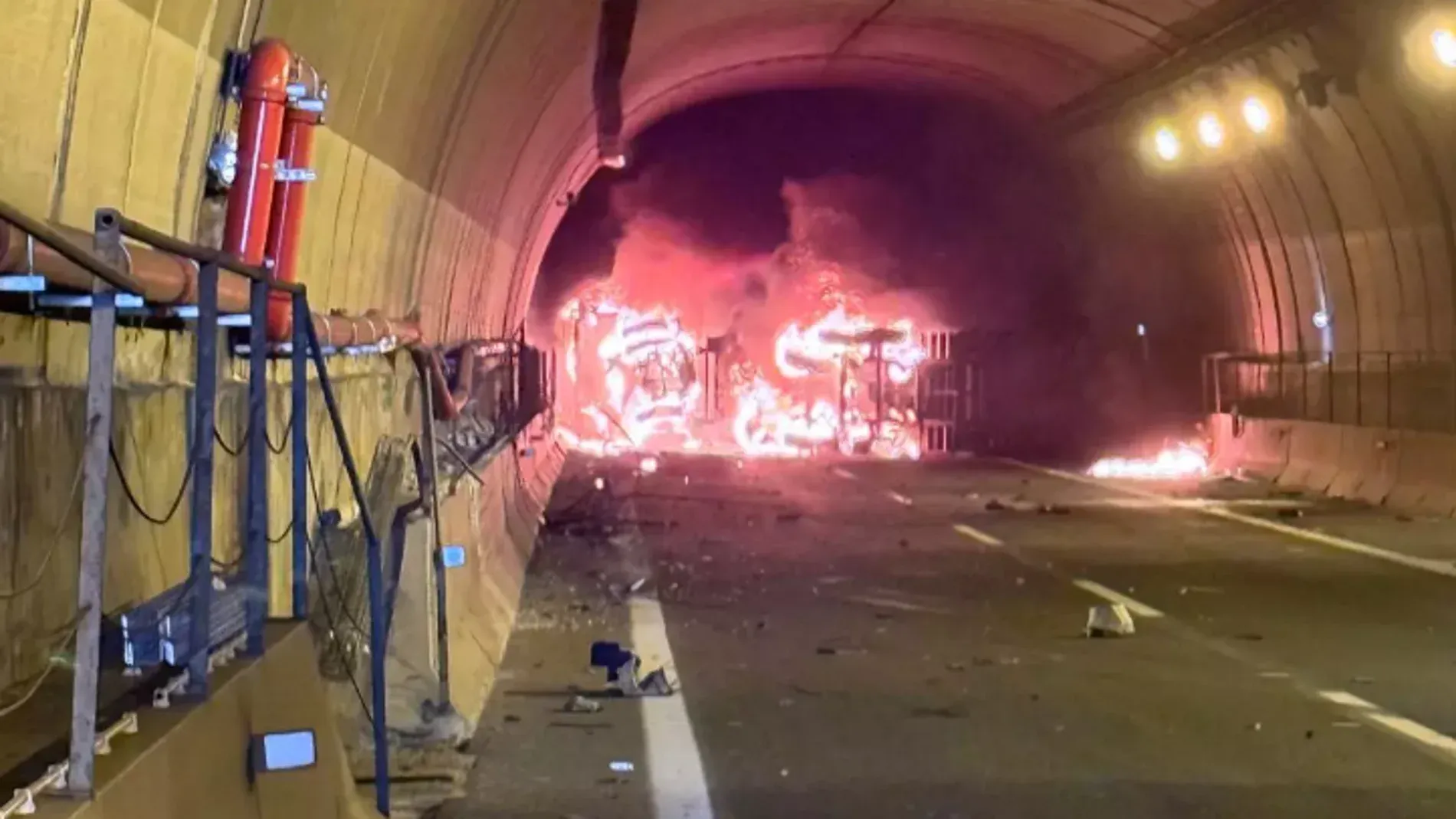 Impactante accidente: Camión queda atrapado en túnel y causa caos en España